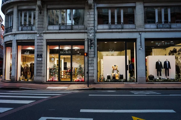 图卢兹 法国图卢兹 2019年12月 法国时装品牌Mat Berto高档概念店的灯火通明 位于粉红城的一座富丽堂皇的大都会街 Metz Street — 图库照片