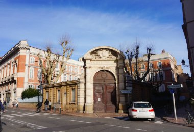 Toulouse, Fransa - Ocak 2020 - Alsace-Lorraine Caddesi 'ndeki Haute-Garonne Ticaret ve Sanayi Odası' nın (Palais Consulaire) sundurması ve ahşap kapısı