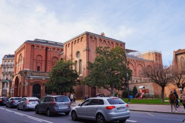 Toulouse, Fransa - Şubat 2020 - Augustinian Manastırı 'nın (şimdiki Toulouse Sanat Müzesi) 1880' de mimarı Viollet-le-Duc tarafından işletilen tuğla yapımı 