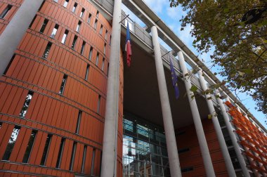 Toulouse, Fransa - Kasım 2019 Toulouse Adliyesi 'nin (Adalet Sarayı) beton sütunlarına sahte tuğla cephesi ve cam giriş kapısıyla Fransız bayrağı ve Avrupa bayrağı asıldı