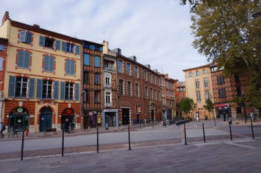 Toulouse, Fransa - Kasım 2019 Toulouse Katolik Enstitüsü (ICT) ve Salin Meydanı 'ndaki (Place du Salin Meydanı) tipik ve geleneksel kereste ve tuğla evler)
