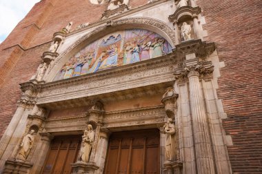Toulouse, Fransa - Mart 2020 - Rönesans portalı ve Carmes 'in tarihi çeyreğinde bulunan Notre-Dame de la Dalbade Kilisesi' nin porselen timpanyumunu çizdi.