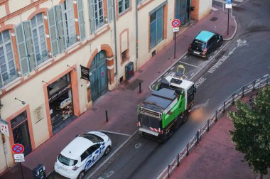 Toulouse, Fransa - Temmuz 2020 - Metropol (yerel yönetim) kentsel temizlik hizmetinin teknik aracının üzerinde sabahın erken saatlerinde Place des Carmes caddesini temizlerken,