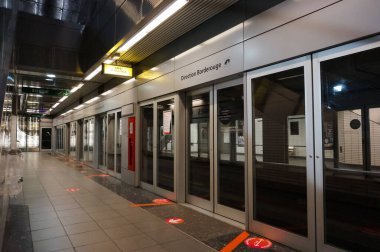 Toulouse, Fransa - Temmuz 2020 - Carmes metro istasyonunun yeraltı platformlarında Tisseo şirketi tarafından işletilen Toulouse metrosunun otomatik cam kapılarının manzarası