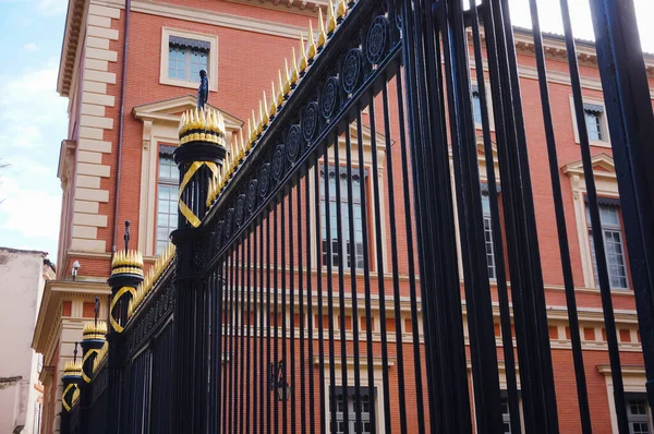 图卢兹 法国图卢兹 2019年9月 上诉法院的正面和锻铁门 是司法宫的一部分 用红砖建造 大门上装饰着金色的矛头 — 图库照片