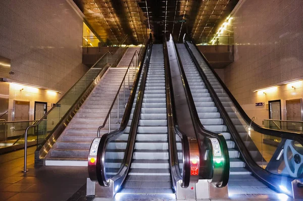 툴루즈 프랑스 2020년 카르메스 지하철역의 인상적인 에스컬레이터가 조명된 현대적인 천장으로 — 스톡 사진