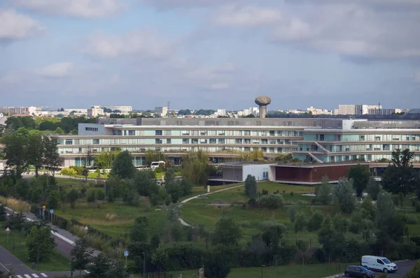 フランス トゥールーズ 2023年6月2日 Iuct トゥールーズ大学がん研究所 病院のテレオトラムからの眺め ライズ エンジャルバート駅近くのグリーン オノコポール キャンパスで — ストック写真