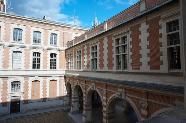 图卢兹 法国图卢兹 2023年7月21日 18世纪的古典式侧翼 用粉红的兵马俑砖建成 环绕亨利四世的庭院 位于首都的一座历史性的州立宫殿内 作为市政厅 — 图库照片