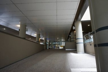 Toulouse, Fransa - 21 Temmuz 2023 Toulouse Üniversitesi Tıp Merkezi 'nin bir parçası olan Rangueil Hastanesi' nin ana salonu ve resepsiyon masasına uzanan büyük beton sütunlarla kaplı büyük bir geçit.