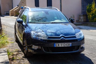 Occitanie, Fransa - 14 Ağustos 2023 - 2012 model koyu mavi Citroen aile arabası (station wagon); bu premium model Fransız otomotiv üreticisi PSA Peugeot-Citroen tarafından üretildi.