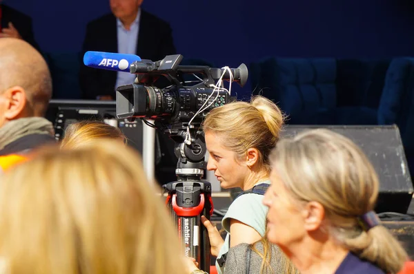 フランス トゥールーズ 2023年8月31日 地下鉄C線建設のためのフランソワ ヴェルジャー戦争記念館の構造移転 Afpの若い女性ジャーナリストが舞台を撮影するためにテレビカメラを操作します — ストック写真