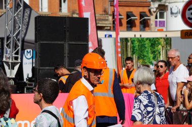 Toulouse, Fransa - 31 Ağustos 2023 - Metro Hattı C 'nin inşası için Franois Verdier Memorial' ın yeniden yerleştirilmesi: Bouygues 'den kalın şapkalı ve yansıtıcı yelekli iki kişi bölgeye geldi