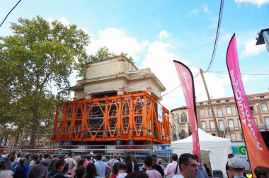 Toulouse, Fransa - 31 Ağustos 2023 - Metro Hattı C 'nin inşası için Franois Verdier Anıtı' nın yapılandırılması: 90 derece döndükten sonra metal bir dış iskeletle çevrili anıt