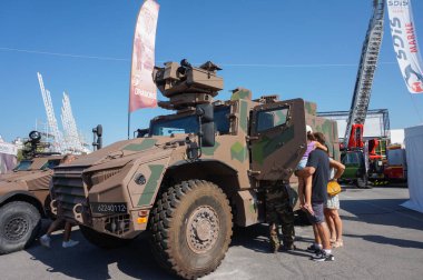 Chlon-en-Champagne - 9 Eylül 2023 - Arquus VBMR-L Serval, Fransız zırhlı personel taşıyıcısı, Akrep hattındaki Griffon 'un hafif versiyonu, ordu tarafından Chlon Fuarı' nda sergilenmektedir.