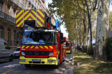 Toulouse, Fransa - 31 Ağustos 2023 - Franois Verdier Savaş Anıtı 'nın taşınması sırasında meydana gelen bir kaza durumunda SDIS 31 merdivenli bir itfaiye aracı sokağa park edildi.