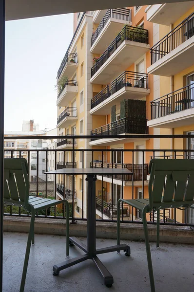 Монтруж Франция Сентября 2023 Года Стулья Стол Балконе Комнаты Aparthoadagio — стоковое фото
