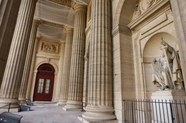 Paris, Fransa - 5 Eylül 2023 - 17. yüzyılın verandasını destekleyen sütunlar, Saint-Sulpice Barok Kilisesi, 2019 yangınından bu yana geçici olarak Notre-Dame 'ın yerini aldı.