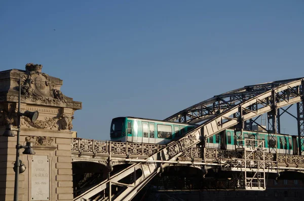 Paris Frankrike Sep 2023 Tunnelbana Linje Passerar Austerlitz Viaduct Järnväg — Stockfoto