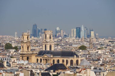 Paris, Fransa - 5 Eylül 2023 - Saint-Sulpice Barok Kilisesi 'ndeki Panthon Dome' dan genel görüş; Paris-La Dfense iş bölgesinde ufuk çizgisi, gökdelenler