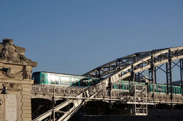 París Francia Septiembre 2023 Metro Línea Pasa Por Austerlitz Viaduct —  Fotos de Stock