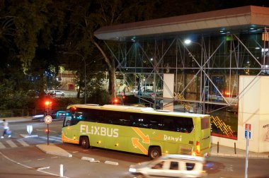 Toulouse, Fransa - 4 Eylül 2023 - Gare rutire Pierre Smard 'dan bir Flixbus vagonu, Matabiau Tren İstasyonu' nun yanında, şehir otobüsleri, ulusal ve uluslararası otobüsler için bir otobüs terminali,