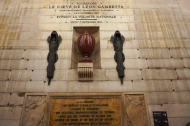 Paris, Fransa - 5 Eylül 2023 - Fransız, 19. yüzyıl devlet adamı Lon Gambetta 'nın içkisi, Panthon' un mezarının girişinde, Panthon tarihi karakterlere adanmış bir anıt mezardır.