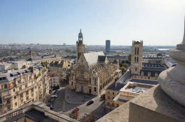 Paris, Fransa - 5 Eylül 2023 - Lyce Henri IV ve Saint-Etienne-du-Mont Kilisesi 'ndeki Panthon Dome' dan havadan bakıldığında, Latin Mahallesi 'ndeki Saint-Genevive Dağı' nda iki binanın da çan kulesi bulunmaktadır.