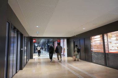 Toulouse, Fransa - 11 Eylül 2023 - Toulouse-Matabiau Tren İstasyonu 'nun yeni alışveriş merkezi içindeki modern iç mekanlar, Rugby Dünya Kupası için yapılan restorasyon çalışmaları sonrasında yeniden açıldı.