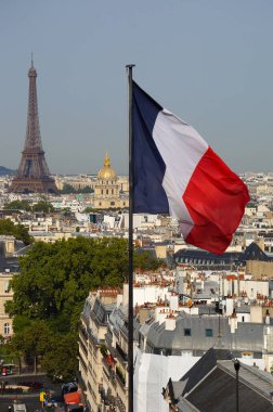 Paris, Fransa - 5 Eylül 2023 - Panthon 'un ön cephesinde bir Fransız bayrağı dalgalanır; arka planda, Rue Soufflot caddesi perspektifinde, İşgalcilerin yaldızlı kubbesi ve Eyfel Kulesi
