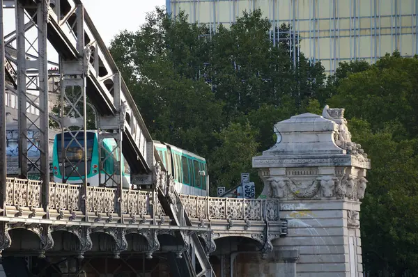 Париж Франция Сентября 2023 Года Метро Линии Проходит Железнодорожному Мосту — стоковое фото