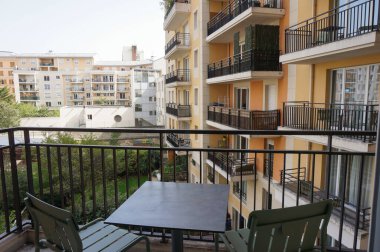 Montrouge, Fransa - 5 Eylül 2023 - Porte de Chtillon yakınlarındaki Aparthotel Adagio Paris Montrouge 'da bir odanın balkonundaki masa ve sandalyeler, 4 yıldızlı turizm konutu (Accor Hotels)