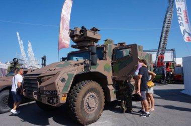 Chlon-en-Champagne - 9 Eylül 2023 - Arquus VBMR-L Serval, Fransız zırhlı personel taşıyıcısı, Akrep hattındaki Griffon 'un hafif versiyonu, ordu tarafından Chlon Fuarı' nda sergilenmektedir.