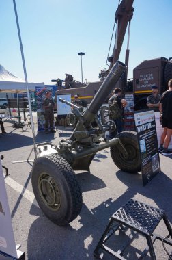 Chlon-en-Champagne - 9 Eylül 2023 - MO 120 RT Modle F1, 120 mm 'lik, Fransız ordusundaki havan mermisi, Chlon Fuarı' nda sergilenen Thomson-Brandt (Thales) tarafından tasarlandı.