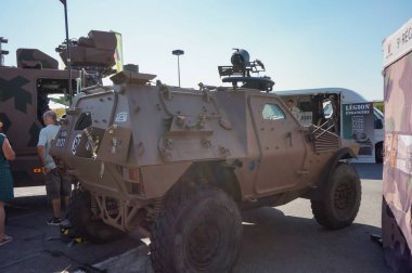 Chlon-en-Champagne - 9 Eylül 2023 - Arquus VBMR-L Serval, Fransız zırhlı personel taşıyıcısı, Akrep hattındaki Griffon 'un hafif versiyonu, ordu tarafından Chlon Fuarı' nda sergilenmektedir.