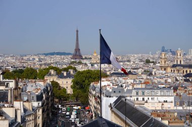 Paris, Fransa - 5 Eylül 2023 - Panthon Dome 'dan panoramik manzara, Soufflot Sokağı perspektifinde, 5 ve 7. arrondissements; uzak, Montparnasse ve Eiffel kuleleri gökyüzüne hakim