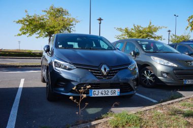Vatry, Fransa - 9 Eylül 2023 - Koyu mavi gri, 2019 Clio V kiralık araba, bir otoparkta; Clio, Fransa ve Türkiye 'de Renault tarafından üretilen çok satan bir kompakt otomobil.