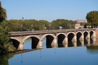Toulouse, Fransa - 7 Ekim 2023 - Tuğla, kemerli köprü Pont de Halage de Tounis Garonne Nehri 'nin mavi sularının üzerinde; Saint-Michel Bölgesi' nin sağ kıyısını Ramier Adası 'na bağlar.