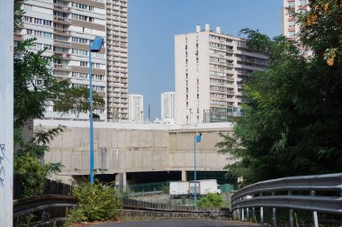 Paris, Fransa - 5 Eylül 2023 - Olimpiyat Oyunları (Paris 13) altında eski, yeraltı Gobelins tren istasyonuna erişim, Çin Mahallesi 'nde faaliyet gösteren işletmeler için lojistik platform olarak hizmet vermektedir.