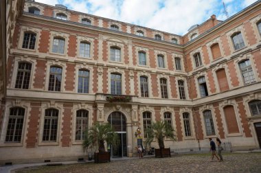 Toulouse, Fransa - 21 Temmuz 2023 - 18. yüzyıl Capitole 'nin Henri IV avlusunda tuğla cephesi, Toulouse' un belediye binası olarak hizmet veren bir devlet sarayı,