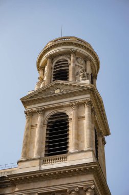 Paris, Fransa - 5 Eylül 2023 - Odon Mahallesi 'ndeki Saint-Sulpice Güney Kulesi' nin ayrıntıları; bu 17. yüzyılda, Barok Kilisesi geçici olarak Notre-Dame 'ın yerini aldı.