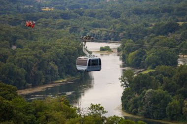 Toulouse, Fransa - 21 Temmuz 2023 - Garonne üzerinden Tlo halat hattındaki bir teleferik, Oncopole ile Pech-David Tepesi arasındaki diğer nehir kıyısındaki yolculukta,