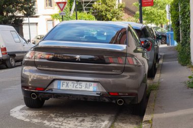 Occitanie, Fransa - 21 Temmuz 2023 - Kaldırım kenarına park edilmiş koyu gri bir 2018 Yeni 508 Faz 'ın arkası; bu sedan araba Fransız otomotiv üreticisi PSA Peugeot-Citron (Stellantis)