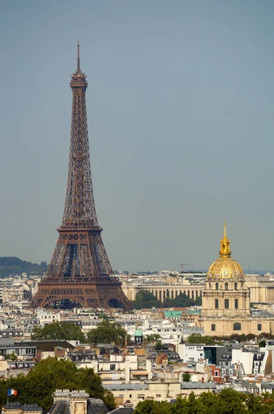 2023年9月5日 法国巴黎 从潘顿俯瞰法国首都第七区和第八区的埃菲尔铁塔 金光闪闪的残废人之塔和德罗加德罗的柴洛宫的长镜头映像 图库图片