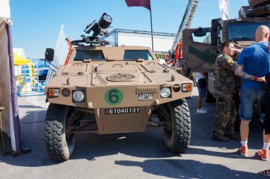 Chlon-en-Champagne, Fransa - 9 Eylül 2023 - Fransız Ordusu 'nda hafif zırhlı bir keşif aracı olan Panhard VBL (Vhicule Blind Lger)' in Önü, Chlon Fuarı 'nda halka sergilendi.