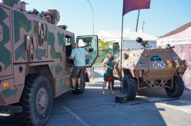 Chlon-en-Champagne, Fransa - 9 Eylül 2023 - Chlon Panayırı ziyaretçileri Fransız Ordusu 'nun iki hafif zırhlı aracına, bir Nexter-Arquus VBMR L Serval MPV ve bir Panhard VBL keşif aracına baktılar.