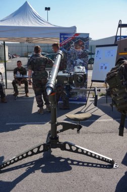 Chlon-en-Champagne - 9 Eylül 2023 - Chlon Foire 'da sergilenen Mistral füzeleri için ateşleme istasyonu; Mistral, kısa menzilli hava savunma sistemidir (SHORAD).