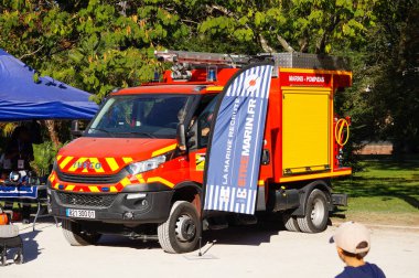 Toulouse, Fransa - 7 Ekim 2023 - 2023 Ulusal İtfaiyeciler Kongresi sırasında Grand Rond Parkı 'nda sergilenen Fransız Donanması' nın askeri itfaiye ekibine ait kırmızı, Iveco acil durum aracı
