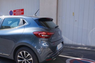 Le Kremlin-Bictre, Fransa - 7 Eylül 2023 - Koyu mavi bir 2019 Clio V kiralık aracın dış tarafı; bu kompakt araba modeli Fransız otomotiv üreticisi Renault tarafından Türkiye 'de üretilmektedir.