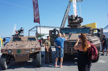 Chlon-en-Champagne, Fransa - 9 Eylül 2023 - Chlon Panayırı ziyaretçileri Fransız Ordusu 'nun iki hafif zırhlı aracına, bir Nexter-Arquus VBMR L Serval MPV ve bir Panhard VBL keşif aracına baktılar. 
