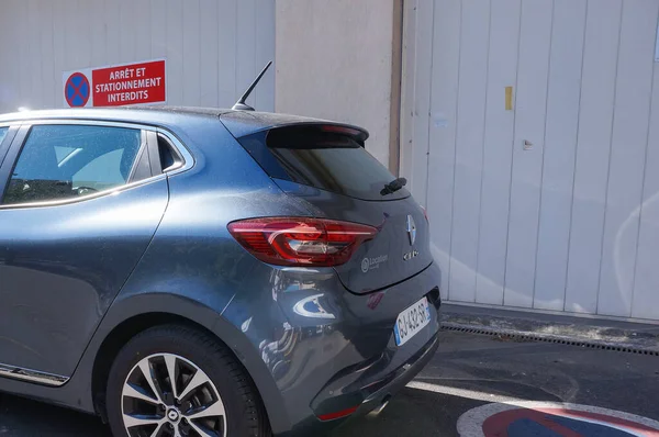 2023年9月7日 法国克里姆林宫 Kremlin Bictre 一辆深蓝色2019 Clio V租车的外侧 这种型号的小型车由法国雷诺汽车制造商在土耳其生产 图库照片